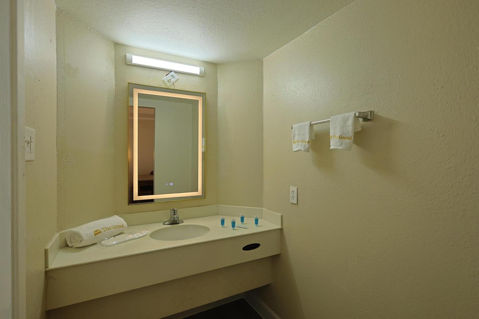 The Grand By Capital O I-30 Motel 2*