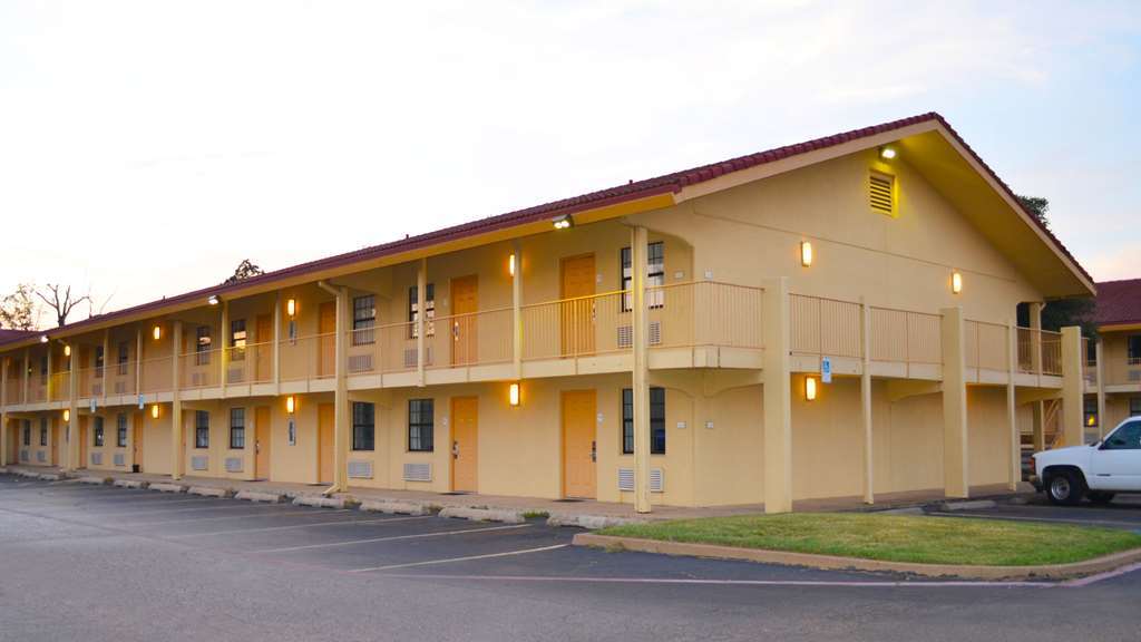 The Grand By Capital O I-30 Motel 2*